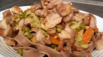Špaldové fettuccine se zeleninou a křupavým kuřecím masem