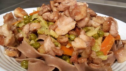 Špaldové fettuccine se zeleninou a křupavým kuřecím masem, Špaldové fettuccine se zeleninou a křupavým kuřecím masem