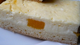 Tvarohové řezy s broskvemi