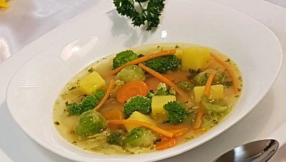 Zeleninová polévka s kapustičkami a brokolicí