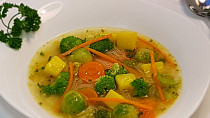 Zeleninová polévka s kapustičkami a brokolicí
