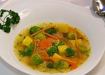 Zeleninová polévka s kapustičkami a brokolicí
