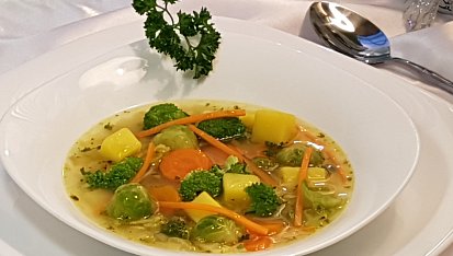 Zeleninová polévka s kapustičkami a brokolicí