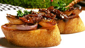 Bruschetta s restovanou šalotkou a sušenými rajčaty