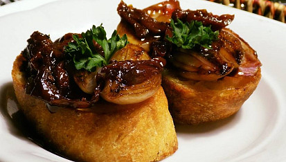 Bruschetta s restovanou šalotkou a sušenými rajčaty