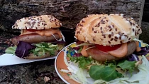 Burgery s vinnou klobásou