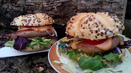 Burgery s vinnou klobásou