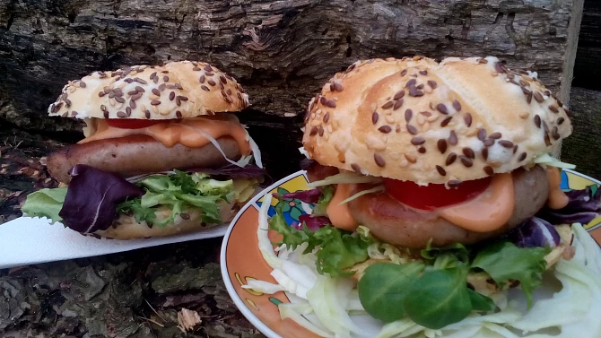 Burgery s vinnou klobásou