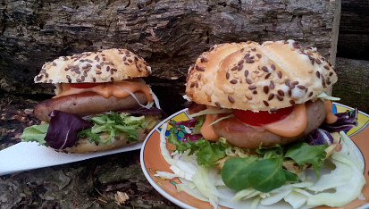 Burgery s vinnou klobásou