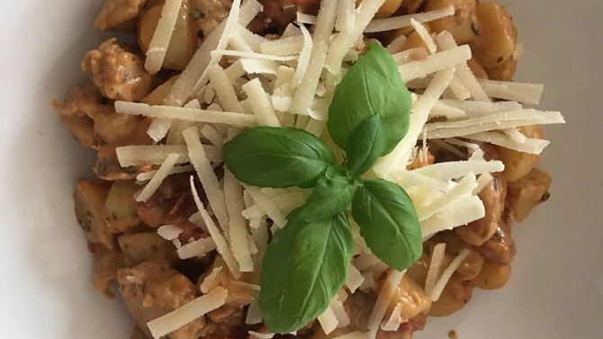 Gnocchi s krůtím masem a sušenými rajčaty