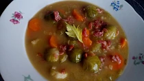 Kapustičková polévka se zeleninou a červenou čočkou