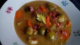 Kapustičková polévka se zeleninou a červenou čočkou