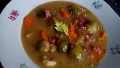 Kapustičková polévka se zeleninou a červenou čočkou