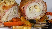 Kuřecí smažená roláda se sýrem a oravskou slaninou