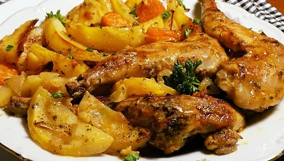 Marinované králičí předky, pečené na bramborách