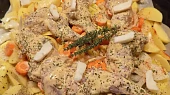 Marinované králičí předky, pečené na bramborách