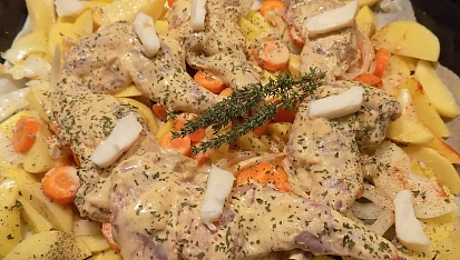 Marinované králičí předky, pečené na bramborách
