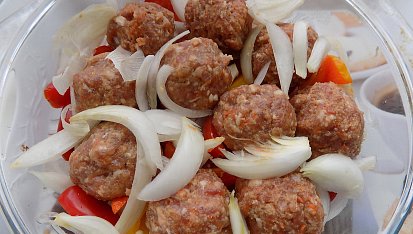 Masové kuličky na paprikách a pivu
