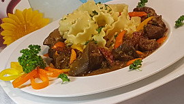 Pikantní krůtí játra v sladké chilli omáčce a těstoviny Mafaldine