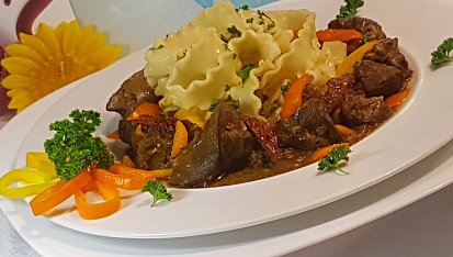 Pikantní krůtí játra v sladké chilli omáčce a těstoviny Mafaldine