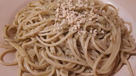 Špagety s bazalkovým pestem a mandlemi