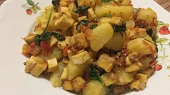 Brambory s uzeným tofu, rajčaty a baby špenátem