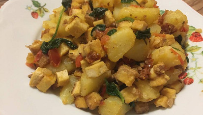 Brambory s uzeným tofu, rajčaty a baby špenátem