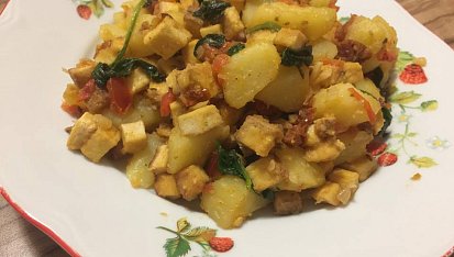 Brambory s uzeným tofu, rajčaty a baby špenátem