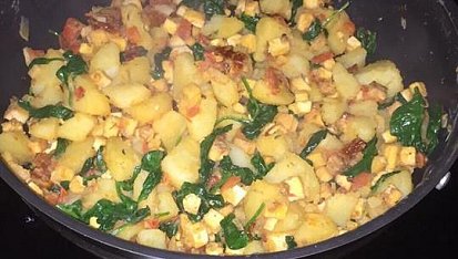 Brambory s uzeným tofu, rajčaty a baby špenátem