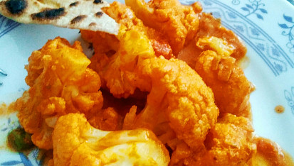 Rychlé Aloo gobi aur mater (brambory s květákem a hráškem)