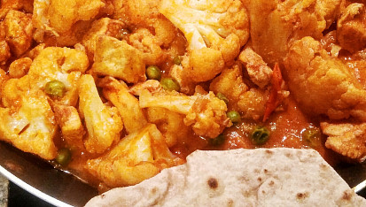 Rychlé Aloo gobi aur mater (brambory s květákem a hráškem)