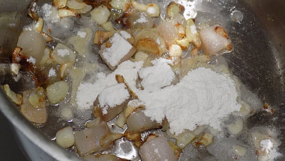 Kroupová polévka s růžičkovou kapustou a žampiony