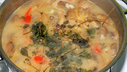 Kroupová polévka s růžičkovou kapustou a žampiony