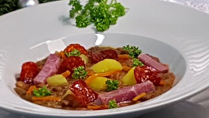 Netradiční čočková polévka s rajčaty