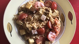 Nudlový salát s uzeným tofu