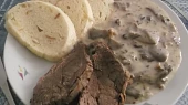 Omáčka z hlívy ústřičné, s domácím houskovým knedlíkem a vařenou hov. kližkou