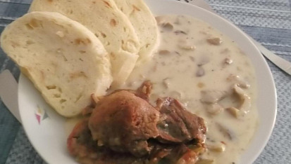 Omáčka z hlívy ústřičné, s domácím housk. knedlíkem a vepř. plecí