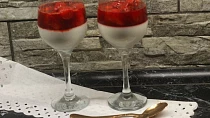 Panna cotta z kokosového mléka s jahodovým přelivem