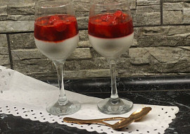 Panna cotta z kokosového mléka s jahodovým přelivem