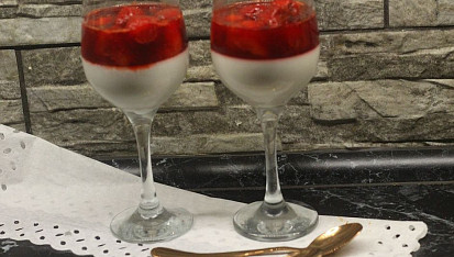 Panna cotta z kokosového mléka s jahodovým přelivem