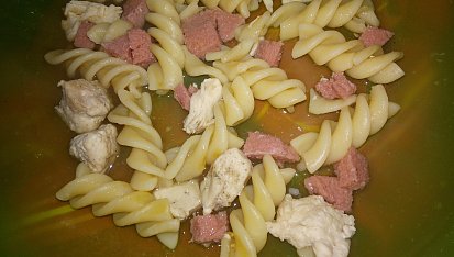 Rychlé, levné, dietní kuřecí s těstovinou a salámem