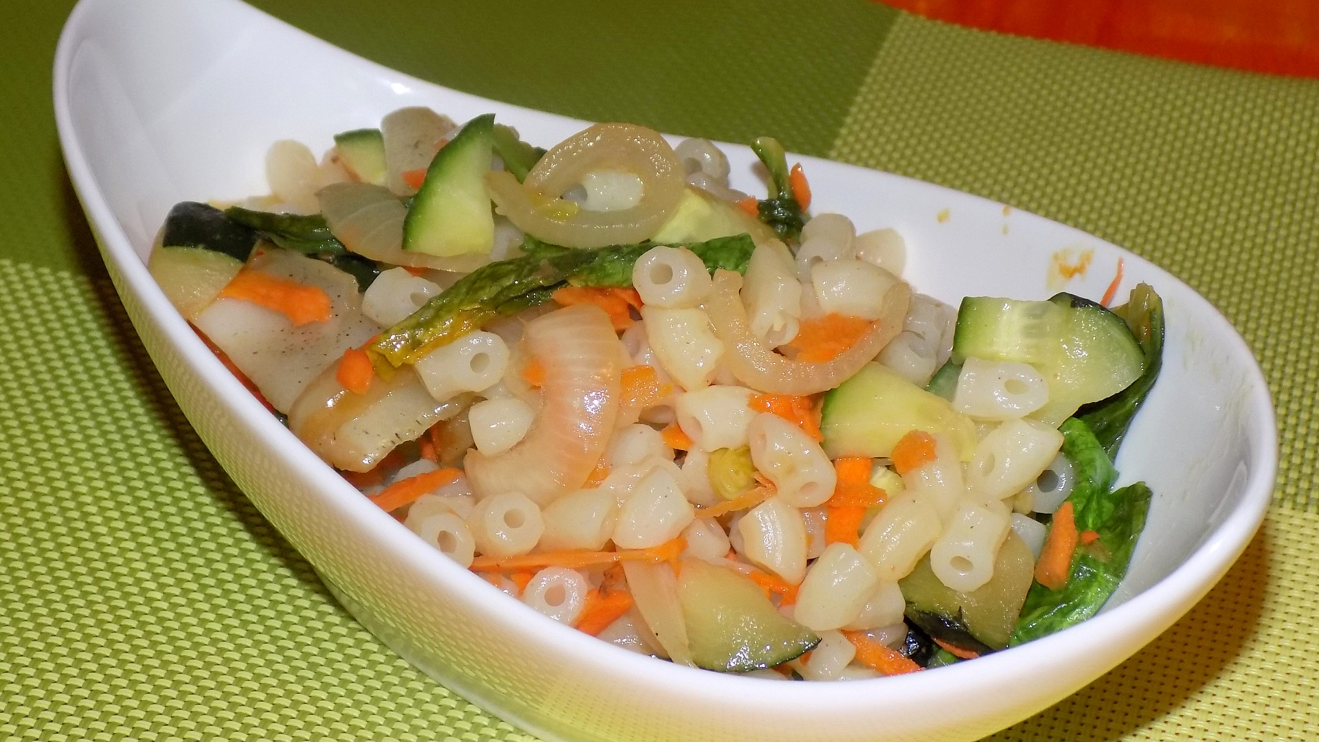 Salát se zeleninou a těstovinami