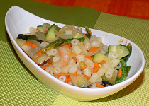 Salát se zeleninou a těstovinami