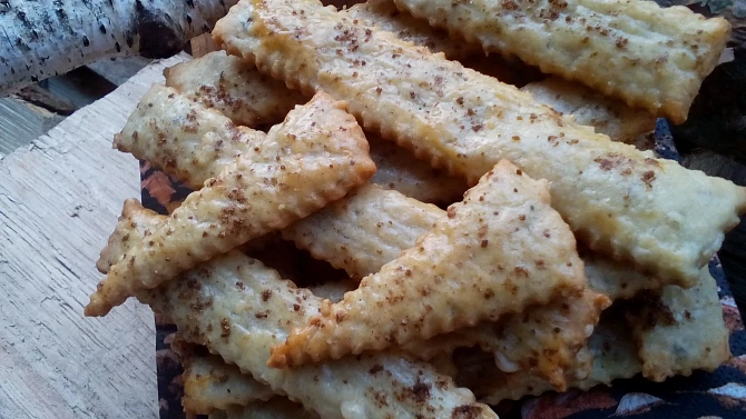 Slané tyčinky nebo krekry ze tří surovin
