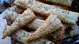 Slané tyčinky nebo krekry ze tří surovin