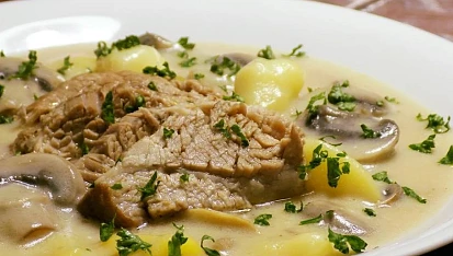 Vařené vepřové v omáčce s brambory a žampiony