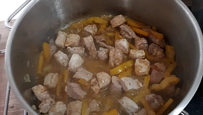 Vepřové s paprikou a rajčaty