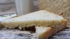 Bylinkový chléb s podmáslím z domácí pekárny