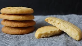 Domácí křupavé máslové sušenky s parmezánem