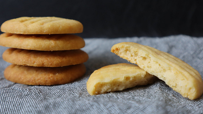 Domácí křupavé máslové sušenky s parmezánem